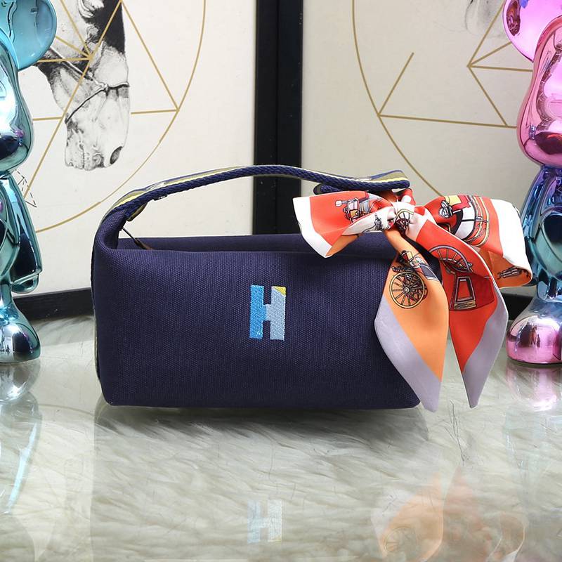 Hermès Structured Cosmetic Pouch — صورة 1