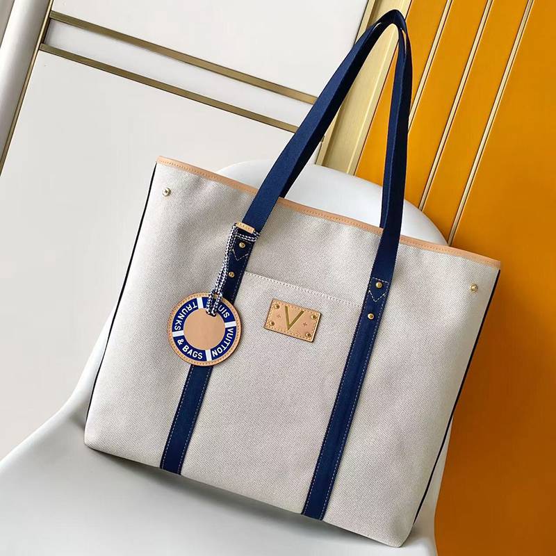 Louis Vuitton Escale Tote — صورة 1