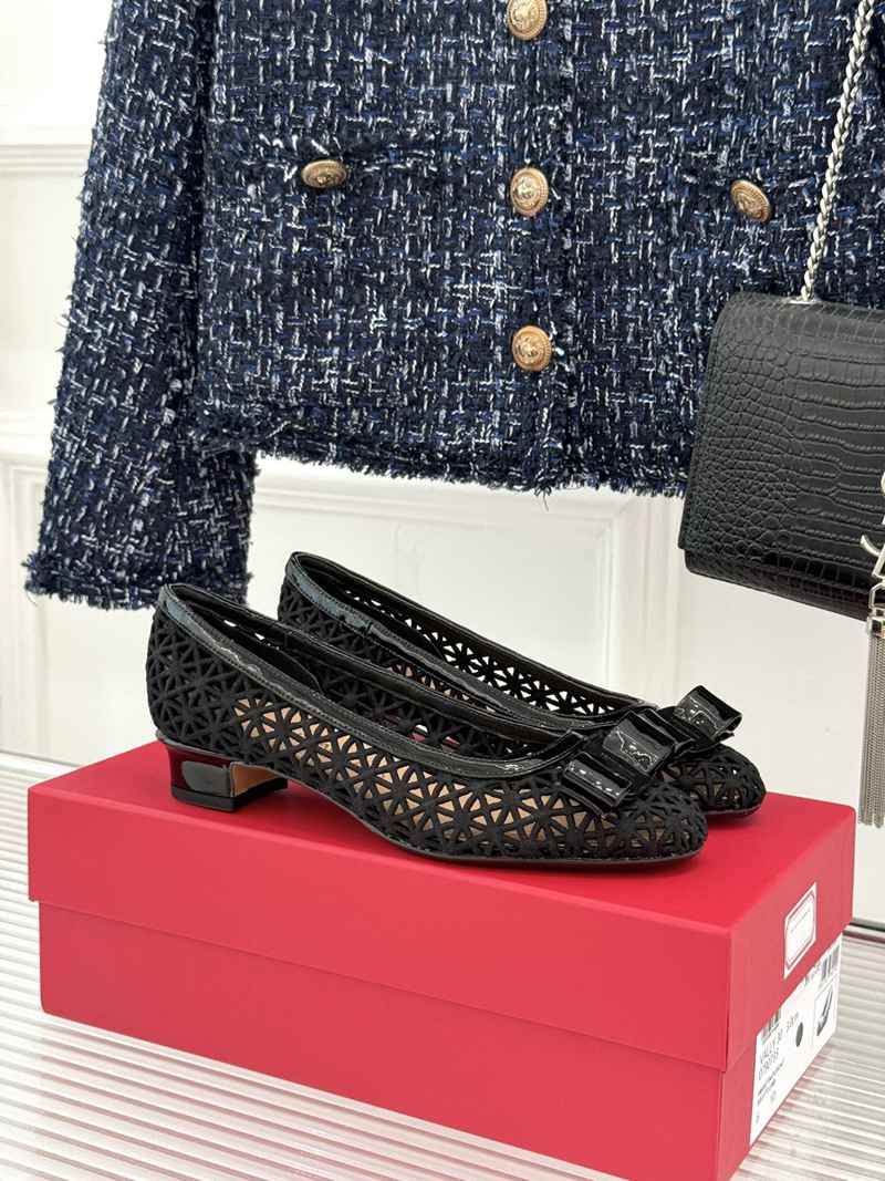Ferragamo Vara Bow Cutout Pumps — صورة 1