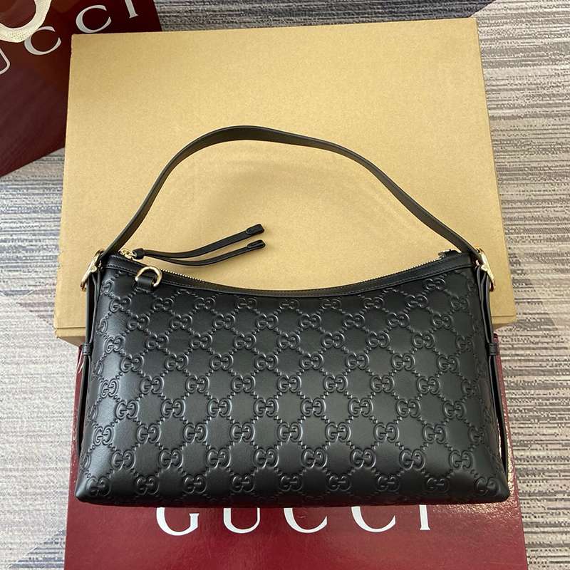 Gucci GG Emblem Medium Shoulder Bag — صورة 1
