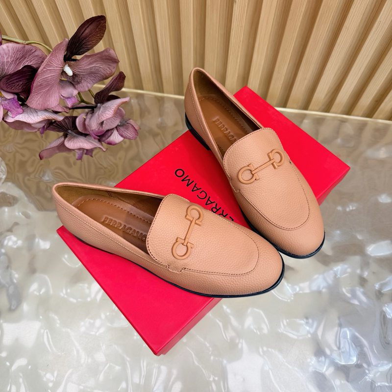 Ferragamo Gancini Loafers — صورة 1