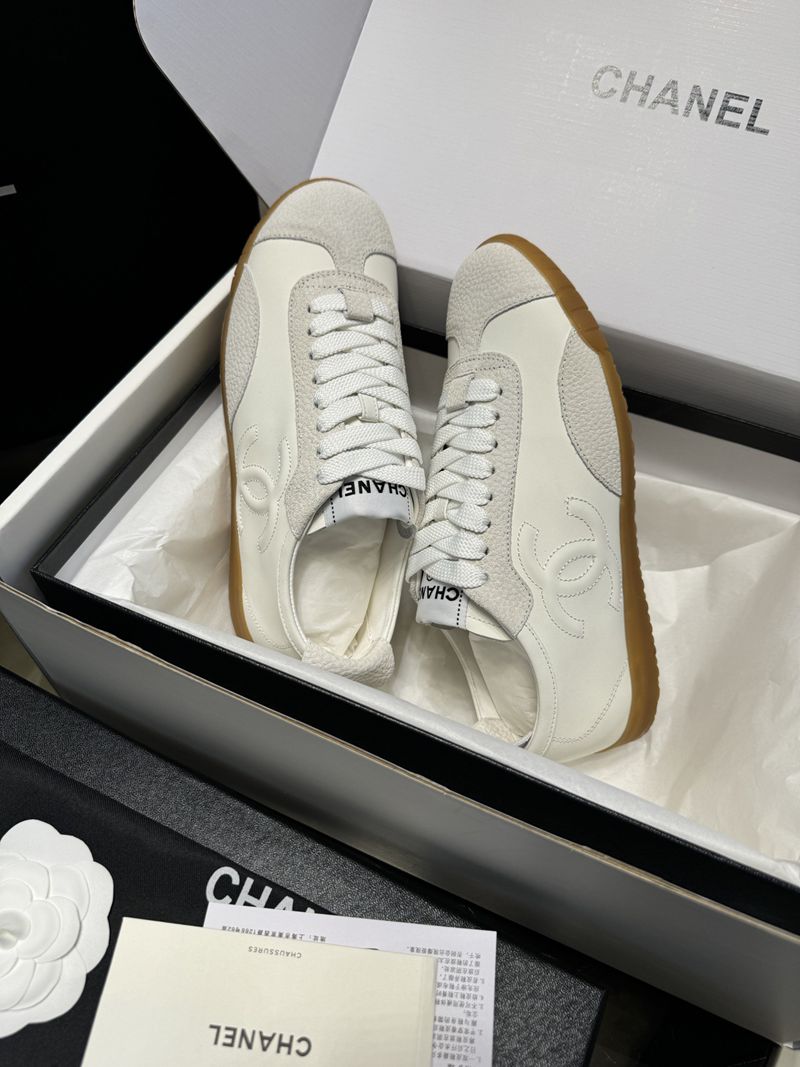 Chanel CC Logo Low-Top Sneakers — صورة 1
